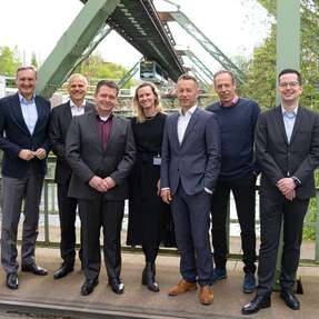 Vertragsunterzeichnung in Wuppertal: von links nach rechts: Markus Hilkenbach (WSW), Maik Eckelmann (Bayer), Dennis Keienburg (WSW), Sabrina Ritterbach (Bayer), Lars Blietschau (WSW) , Bert Lorenz (Bayer), Jan-Philipp Over (WSW)