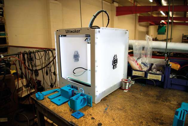 Der Drucker nutzt die Fused-Filament-Fabrication-Technik und arbeitet mit Material­glühfäden wie PLA- und ABS-Kunststoffen. 