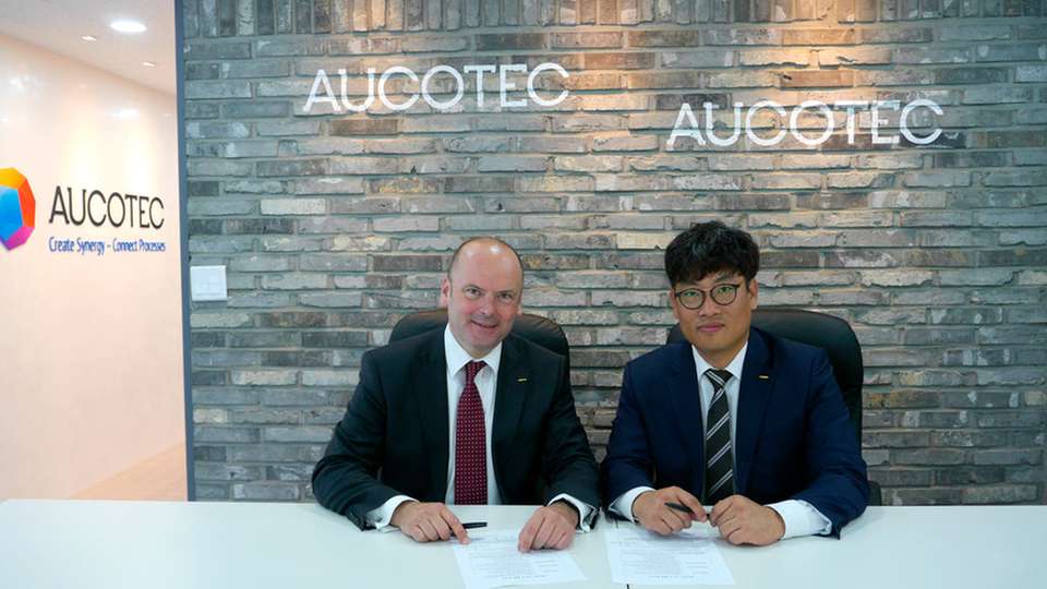 Roy Lee (re.), Geschäftsführer Aucotec Korea, bei der Vertragsunterzeichnung in Seoul mit AG-Vorstand Markus Bochynek