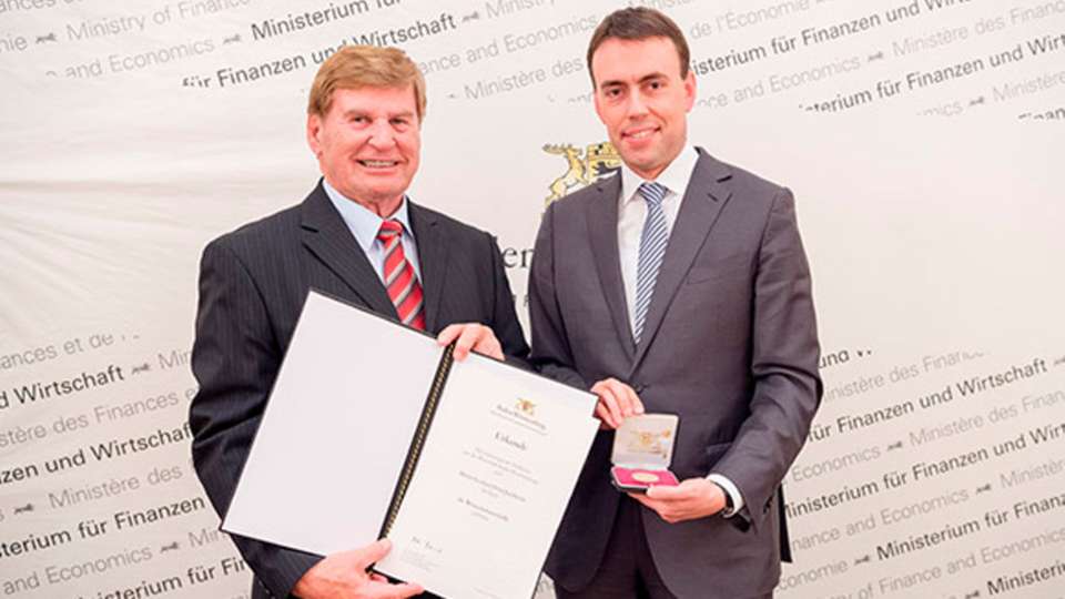 Im Rahmen der „Verleihung der Wirtschaftsmedaille 2015“ überreichte Finanz- und Wirtschaftsminister Nils Schmid die Wirtschaftsmedaille des Landes Baden-Württemberg an Gerhard Juchheim.