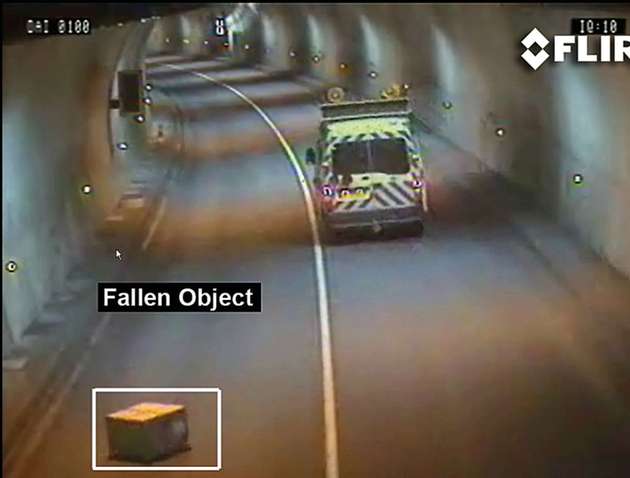 Intelligente Verkehrsüberwachung: Kameras erfassen und melden Ereignisse wie auf die Straße gefallene Kisten, die den Verkehr behindern.