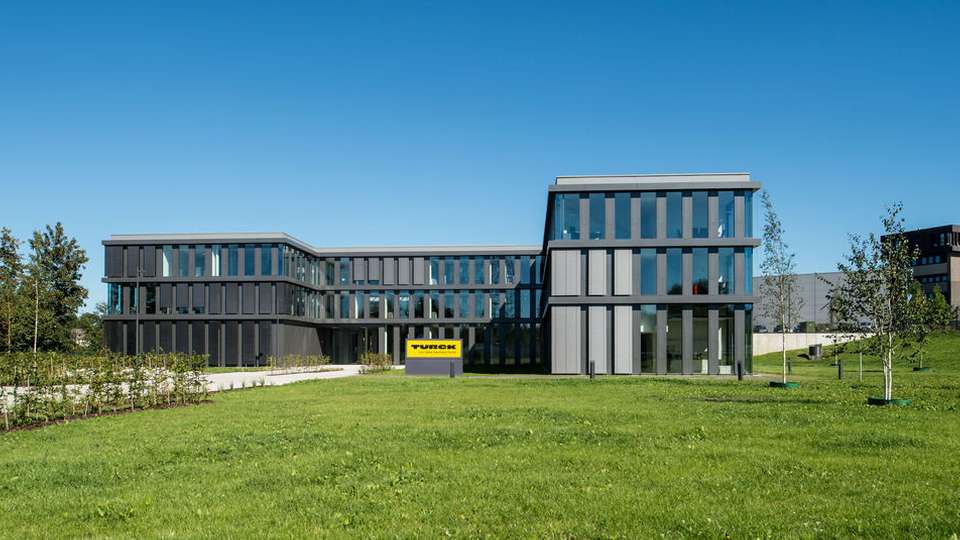 Turcks neue Vertriebs- und Marketingszentrale in Mühlheim verfügt über 4200 Quadratmeter Büro- und Repräsentationsfläche sowie einen Campus-artigen Park.