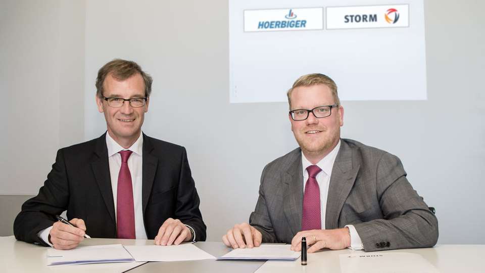 Am 20. Oktober 2016 unterzeichneten Bernard Storm, Geschäftsführender Gesellschafter der August Storm (rechts), und Dr. Jürgen Zeschky, CEO der Hoerbiger Holding (links), einen Kooperationsvertrag zu Engine Services. 