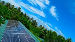 Hybridkraftwerk von Solar World auf der Malediveninsel Ellaidhoo.