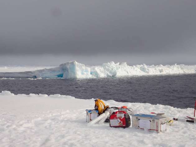 Auf einer Eisscholle in der Arktis nehmen Wissenschaftler Meereisproben, um sie anschließend im Heimatlabor auf Mikroplastik-Partikel zu untersuchen. 