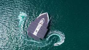 Der Katamaran Race for Water wird durch Solarenergie und einen Kite von Skysails Yacht angetrieben.