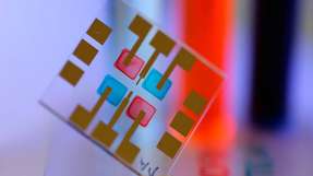 Organische Lichtsensoren mit farbselektiver Detektion, die durch Tintenstrahldruck mit halbleitenden Tinten hergestellt werden.