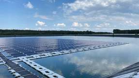 Die schwimmende Photovoltaik-Anlage verfügt über eine Leistung von 729 kWp.
