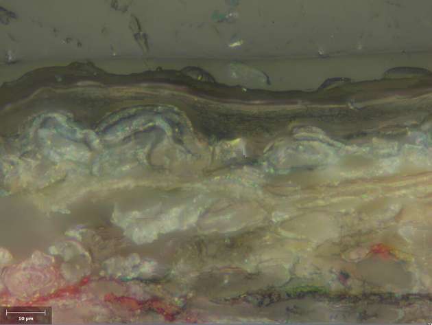Lichtmikroskopaufnahme (500x Vergrößerung) des Querschliffes von Testliner mit Ausgleichsschicht und Barriereschicht in Epoxidharz eingebettet