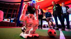 KI für alle – auch spielerische Ansätze, wie Roboter, die Fußball spielen, basieren auf Künstlicher Intelligenz.