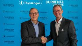 Dr. Thomas Gößmann, Vorsitzender der Geschäftsführung Thyssengas, und Hans Gennen, Technischer Geschäftsführer (COO) Currenta, nach der Unterzeichnung der gemeinsamen Absichtserklärung zur zukünftigen Versorgung der Chempark-Standorte mit Wasserstoff