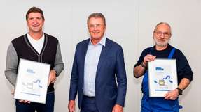 25 Jahre Treue: Die beiden Jubilare André Zwiener (links) und Olaf Struckmann (rechts) mit Denios-Firmengründer und -CEO Helmut Dennig