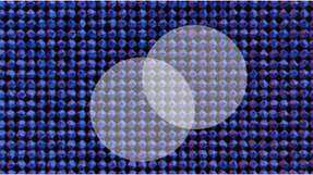 Das internationale Forscherteam fand heraus, dass angeregte Elektronen (in der Mitte des Bildes) das schiefe Kristallgitter von Perovskit-​Nanokristallen geradebiegen kann.