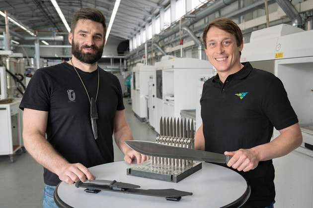 Jan Gierse (UG-Tools, links) und Johannes Lohn (Protiq, rechts) präsentieren hochwertige Messer und Klingen der Messermanufaktur. Diese werden mit 3D-gedruckten Griffen aus Titan oder vollständig aus 440C additiv gefertigt.