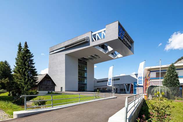 Mit Mut zum Design zeigt sich der IBS-Hauptsitz in Teufenbach-Katsch (Steiermark / Österreich).