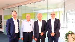 Die Geschäftsleitung der Jauch Quartz ist sichtlich erfreut über die Auszeichnung zum „Weltmarktführer Champion“. von links nach rechts: Timo Schmidt, Thomas Jauch, Eberhard Heiser, Marc Schott