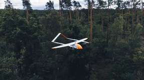 Die von Evolonic entwickelte Drohne fliegt vorab definierte Routen von bis zu 100 km ab, um mögliche Waldbrände zu erkennen.