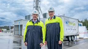 Freuen sich über eine durchweg erfolgreiche erste Betriebsphase: Hubert Aiwanger, Bayerischer Staatsminister für Wirtschaft, Landesentwicklung und Energie (rechts) und Holger Kreetz, COO von Uniper.