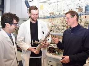 Javier Mateos (von links), Tim Schulte und Tobias Ritter haben eine sichere Synthesemethode für chemische Reaktionen entwickelt.