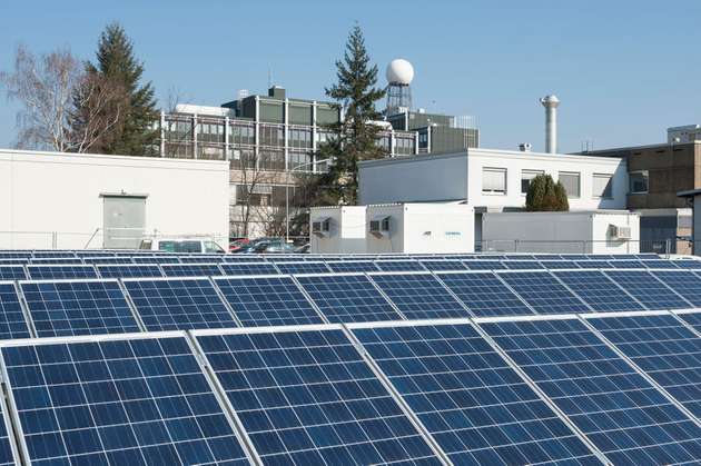 Ein stationärer Energiespeicher ist an eine Photovoltaik-Anlage am Karlsruher Institut für Technologie (KIT) gekoppelt.
