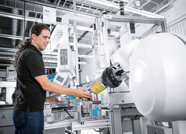 Mitarbeiter der etwas anderen Art: In der Ventilinselmontage übernimmt ein Roboter Aufgaben mit hoher Wiederholungsintensität.