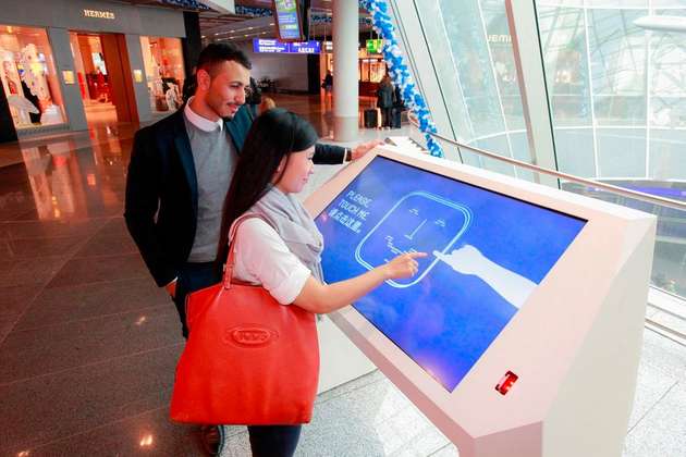 Der Frankfurter Flughafen setzt einen von Pyramid Computer entwickelten interaktiven Airport Desk als Wege-Finder ein.
