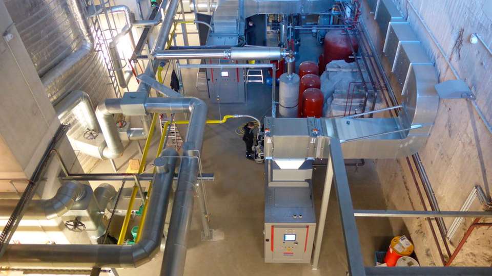 Hamburger Energiebunker: Ein neues BHKW-Kompaktmodul GG 237 (vorne) und das 2013 in Betrieb genommene BHKW-Kompaktmodul GG 530 erzeugen effizient und umweltschonend Strom und Wärme aus Bio-Erdgas. 