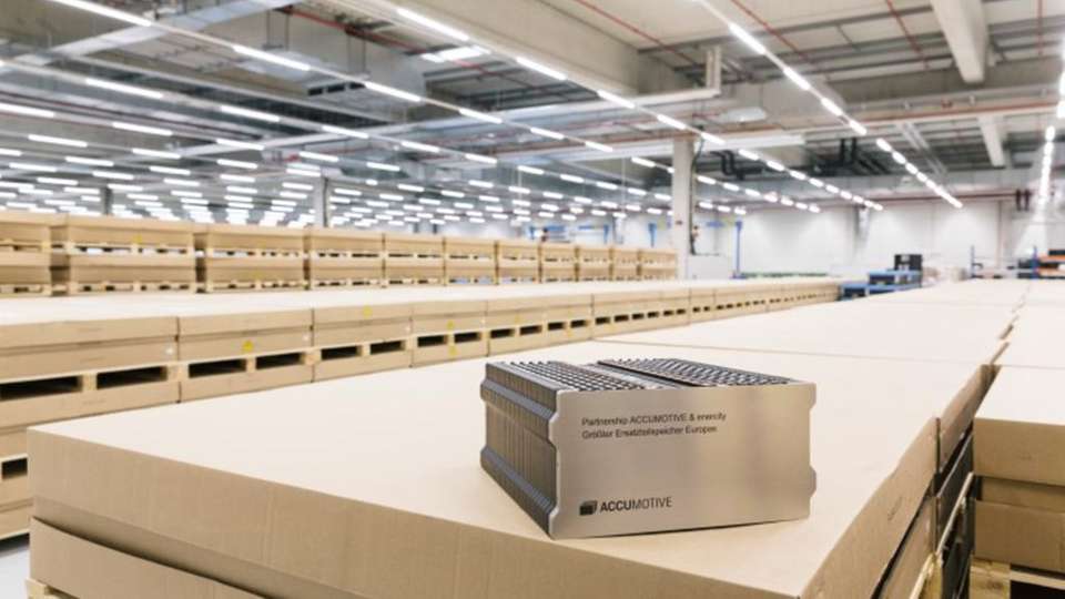 Ersatz-Batteriemodule werden am Enercity-Standort Herrenhausen zu einem Stationärspeicher gebündelt: Mit einer Speicherkapazität von insgesamt 15 Megawattstunden ist die Anlage eine der größten Europas. 