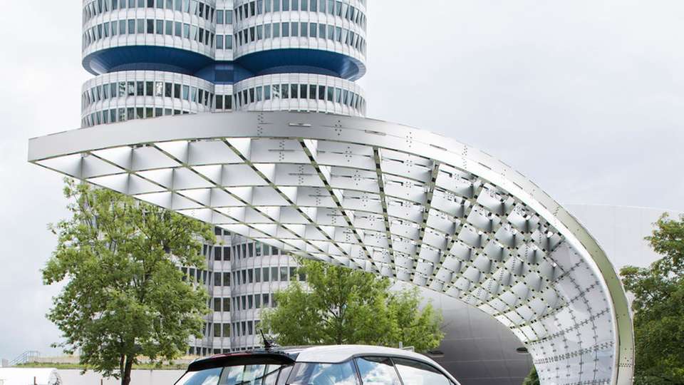 Solarladestation: Demonstrator von Point.One S vor der BMWWelt in München