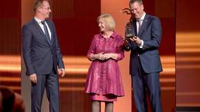 Die Deutsche Messe AG lobt anlässlich der Hannover Messe 2016 zum dreizehnten Mal den "Hermes Award " aus. Im Bild: 
Dr. Karsten Walther, Harting IT Software Development, 
Prof. Dr. Johanna Wanka, Bundesministerin für Bildung und Forschung, 
Philip Harting, Vorstandsvorsitzender, Vorstand Connectivity & Networks, Harting Technologiegruppe