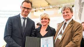 Matthias Taft, Energievorstand der BayWa AG nimmt von Dr. Beate Mand (Vorstand des VDE) und Prof. Dr. Eicke R. Weber (Leiter des Fraunhofer-Instituts für Solare Energiesysteme ISE) auf der Intersolar Europe 2016 am BayWa-Stand das VDE-Zertifikat zur Errichtung standardisierter PV-Kraftwerke entgegen.