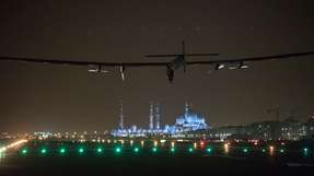 Ein geschichtsträchtiger Moment: Der Rekord-Sonnenflieger Solar Impulse 2 landet nach vollendeter Weltumrundung am Ausgangspunkt Abu Dhabi.