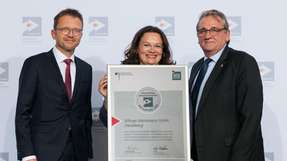 Franz Braun, Vorsitzender der Geschäftsführung bei Bilfinger Maintenance, Bundesministerin Andrea Nahles und Heinz-Gerhard Adam, Betriebsratsvorsitzender bei Bilfinger Maintenance, bei der Überreichung der Abschlussurkunde.