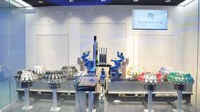 In einer als Konzeptstudie entwickelten Demozelle aus dem Yaskawa Innovation Center im japanischen Kitakyushu zeigen neue Miniroboter die Potenziale individualisierter Fertigung (Build to Order), indem sie am Stand Modellautos montieren.