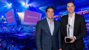 Johannes Petrowisch (rechts), Global Partner & Business Development Manager bei Copa-Data empfängt in Washington D.C./USA den 2017 Microsoft Internet of Things (IoT) Partner-Award von Ron Huddleston, Corporate Vice President, One Commercial Partner, Microsoft.