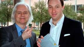 Professor Dr. Robert Bösnecker (links) und Maximilian Fenzl nehmen die Sigfox Basisstation an der Technischen Hochschule Deggendorf in Betrieb.