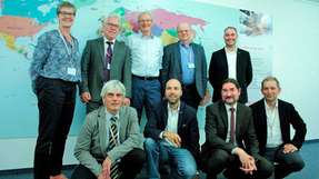 Teilnehmer des abschließenden agriloc-Workshops (v.l.n.r): (obere Reihe) Anke Freimuth, (DLR), Thomas Engel (John Deere), John Lewis (TPZV), Tony Sephton (ESA/ECSAT), Olaf Herper (TPZV), (untere Reihe) Ulrich Rubenschuh (DLG), Patrick Lewis (TPZV), Osman Kalden (TPZV), Jürgen Goldmann (DLG).