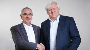 Hans Beckhoff, Geschäftsführender Inhaber von Beckhoff Automation, und Martin Kristof, Geschäftsführer der ADL Embedded Solutions GmbH, (v.r.n.l.) freuen sich, die Übernahme von ADL in die Beckhoff-Unternehmensgruppe bekannt zu geben. Damit wird die Zusammenarbeit im Segment der kundenspezifischen Embedded-Systeme weiter ausgebaut.