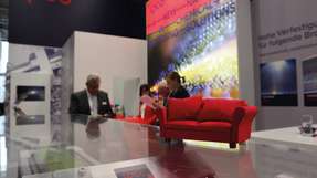 Die P&A war mit der Roten Couch bei Ausstellern auf der Powtech unterwegs.