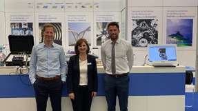 Am Althen-Messestand auf der Sensor+Test 2019 (von links nach rechts): Dr. Timo Hartmann (Geschaftsführer von Althen), Renate Bay (Geschäftsführende Gesellschafterin von ASC) und Thijs Haselhoff (Managing Director von Althen).