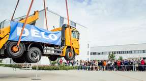 Geschafft: Der 17,5 t schwere Lkw hing für eine Stunde an einem kleinen Aluminiumzylinder in der Luft.