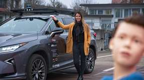 Die Empa-Forscherin Miriam Elser und ihr Team führen auf einem Empa-Campus Testfahrten mit einem sensorbestückten Lexus durch.