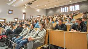 Diese Erstsemesterstudenten der technischen Fachbereiche der FH Kiel bekommen für eine kurze Zeit einen Vorgeschmack auf ihren künftigen Berufsalltag.