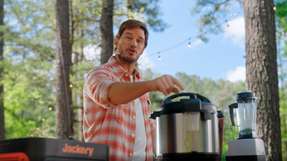 Chris Pratt hat sich mit Jackery zusammengeschlossen und stellt im Video vor, was der Solar Generator 2000 Pro im Grünen so alles leisten kann.