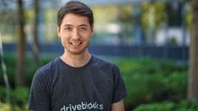 Dr. Stephan Matz ist Mitgründer und Mitgeschäftsführer bei driveblocks, spezialisiert auf Systemdesign und Applikationssoftwarekomponenten für autonome Nutzfahrzeuge. Zu seinen Stationen zählen unter anderem: Promotion am Lehrstuhl für Fahrzeugtechnik an der TUM über multikriterielle Optimierung von Elektrofahrzeugarchitek­turen, Mitgründer der MaLiBu Vehicle Concept Engineering GmbH, Projektleiter bei Continental Engineering Services von Serien- und Prototypenentwicklungsprojekten, Aufbau und Leitung Entwicklungsstandort Batteriesysteme sowie Mitgründung von driveblocks.