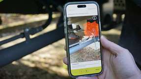 Mähdrescher-Wartung mit Augmented Reality: CLAAS erprobt den Einsatz von AR-Apps zur Unterstützung der Wartung komplexer Maschinen. Über ihre iPhones werden Service-Techniker an die relevanten Stellen der Mähdrescher navigiert.