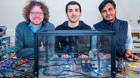 Von links: Prof. Dr. Michael Kues, Leiter des Instituts für Photonik und Vorstandsmitglied des Exzellenzclusters PhoenixD der Leibniz Universität Hannover, mit Doktorand Hatam Mahmudlu und Humboldt-Postdoc Dr. Raktim Haldar