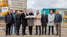 v.l.n.r.: Ralf Wurth (Geschäftsleiter Julabo), Markus Nestler (Bauleitung Julabo), Lioba Keienburg (Keienburg Architekten), Markus und Jennifer Juchheim (Bauherren), Markus Ibert (Oberbürgermeister Stadt Lahr), Thomas Benz (Geschäftsleiter Julabo), Mark Bitterwolf (Geschäftsleiter Julabo) und Wolfgang Keienburg (Keienburg Architekten) mit der Zeitkapsel am künftigen Julabo Fertigungsstandort in Lahr.