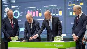 Standbesuch von Bundeskanzler Olaf Scholz bei Schneider Electric von links nach rechts: Stephan Weil (Niedersächsischer Ministerpräsident), Olaf Scholz (Deutscher Bundeskanzler), Peter Herweck (CEO, Schneider Electric), Jonas Gahr Støre (Norwegischer Premierminister)