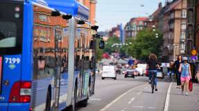 Seit einem Jahr ermöglicht das Deutschlandticket die bundesweite Nutzung des gesamten Öffentlichen Personennahverkehrs (ÖPNV) mit dem Ziel, Autofahrten durch Fahrten mit Bus und Bahn zu ersetzen. Ein Forschungsteam des Fraunhofer ISI hat im Rahmen einer regelmäßigen Befragung untersucht, wie effektiv dieses Ziel erreicht wird.